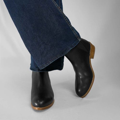 Botín Zuri Color Negro D15840005501