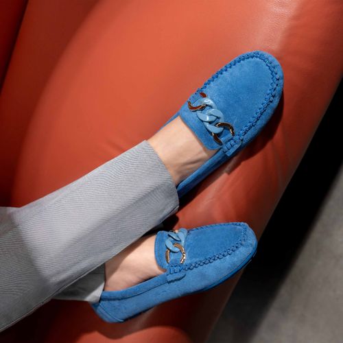 Mocasín Billie color azul con detalle de cadena y textura ante D12220275520