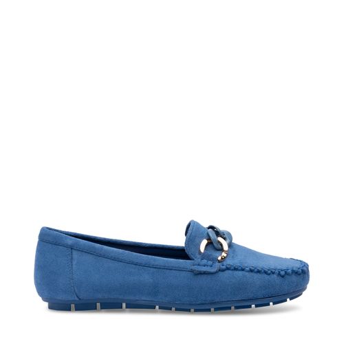 Mocasín Billie color azul con detalle de cadena y textura ante D12220275520