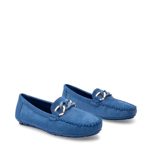 Mocasín Billie color azul con detalle de cadena y textura ante D12220275520